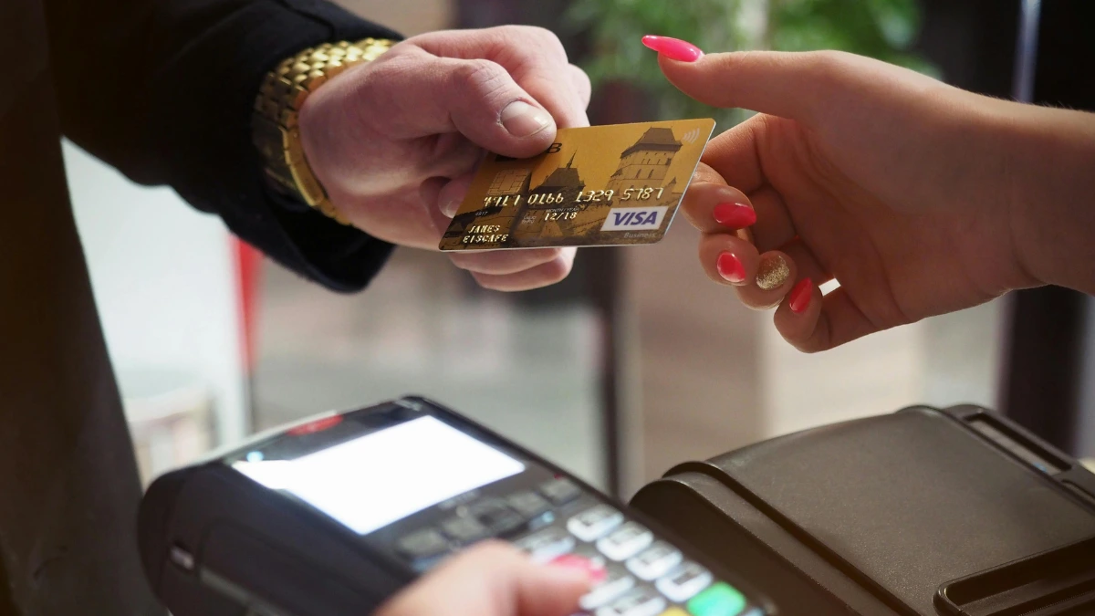 HDFC Swiggy Credit Card vs Tata Neu Plus HDFC Bank Credit Card